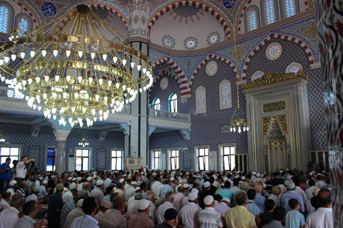 skdar Gzeltepe Birlik Camii Ramazan aynn ilk Teravihi'ne yetitirildi