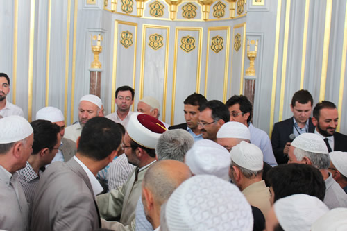 skdar Gzeltepe Birlik Camii Ramazan aynn ilk Teravihi'ne yetitirildi