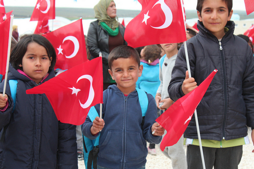 ''Onlar Mutlu Etmek ocuk Oyunca'' kampanyas anlurfa datm grntleri