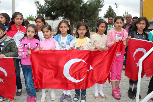 ''Onlar Mutlu Etmek ocuk Oyunca'' kampanyas anlurfa datm grntleri