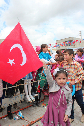 ''Onlar Mutlu Etmek ocuk Oyunca'' kampanyas anlurfa datm grntleri