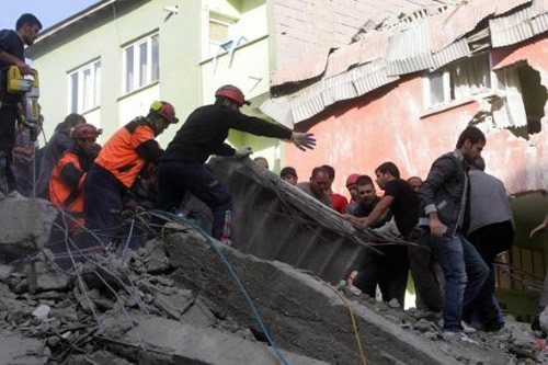 Van'da meydana gelen 7.2 byklndeki depremden kareler