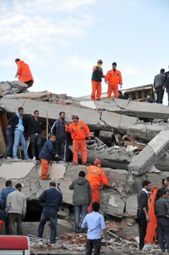 Van'da meydana gelen 7.2 byklndeki depremden kareler