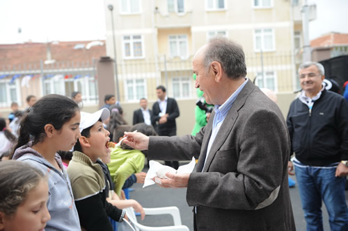 Kadir Topba, Yavuztrk Mahalle enlikleri'ne katld