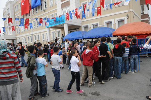 Kadir Topba, Yavuztrk Mahalle enlikleri'ne katld