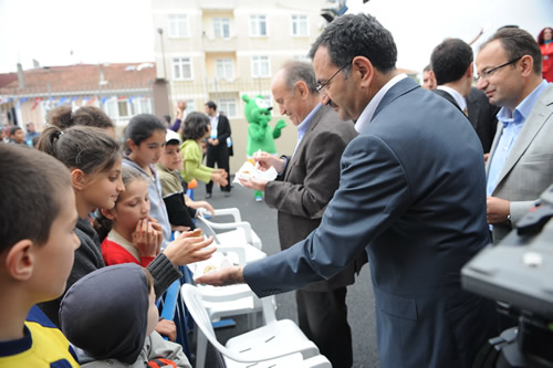 Kadir Topba, Yavuztrk Mahalle enlikleri'ne katld