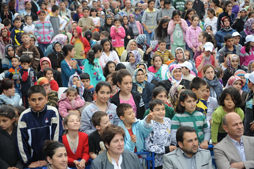 Kadir Topba, Yavuztrk Mahalle enlikleri'ne katld