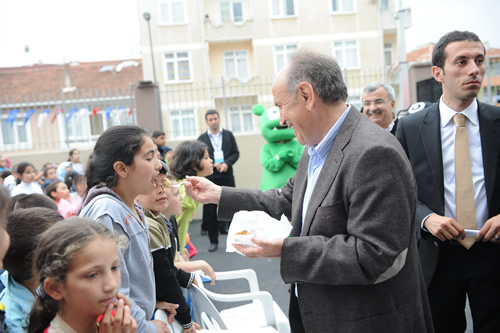 Kadir Topba, Yavuztrk Mahalle enlikleri'ne katld