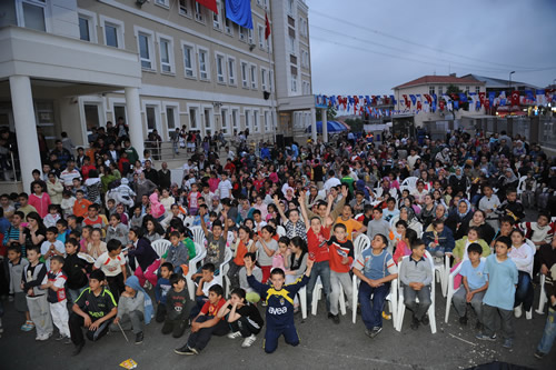 Kadir Topba, Yavuztrk Mahalle enlikleri'ne katld