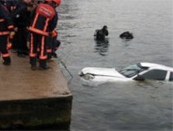 Beykoz'da otomobil denize utu; 2 l.