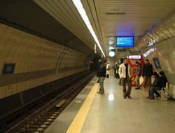 stanbul Metrosunda saatler deiti.